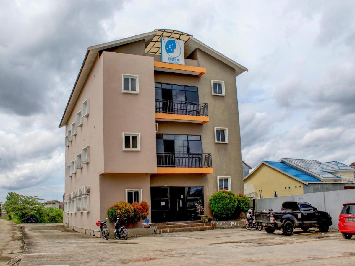 Oyo 90162 Remboelan Guest House Sungai Lutus Bagian luar foto