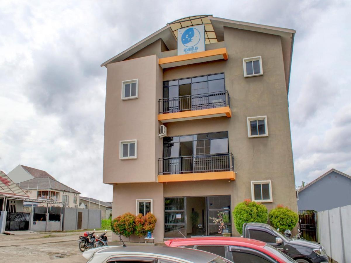 Oyo 90162 Remboelan Guest House Sungai Lutus Bagian luar foto