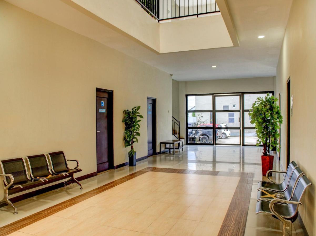 Oyo 90162 Remboelan Guest House Sungai Lutus Bagian luar foto