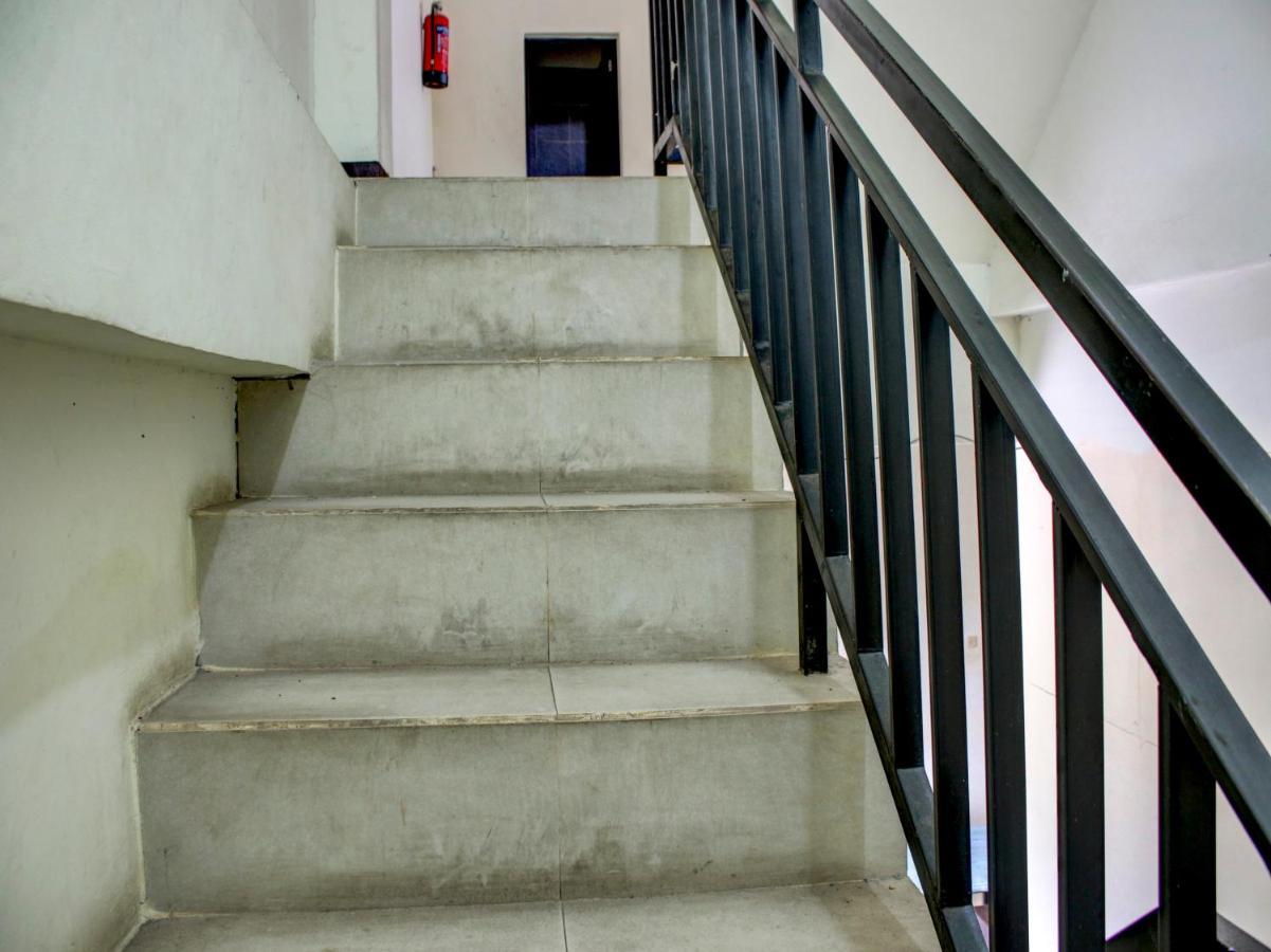Oyo 90162 Remboelan Guest House Sungai Lutus Bagian luar foto