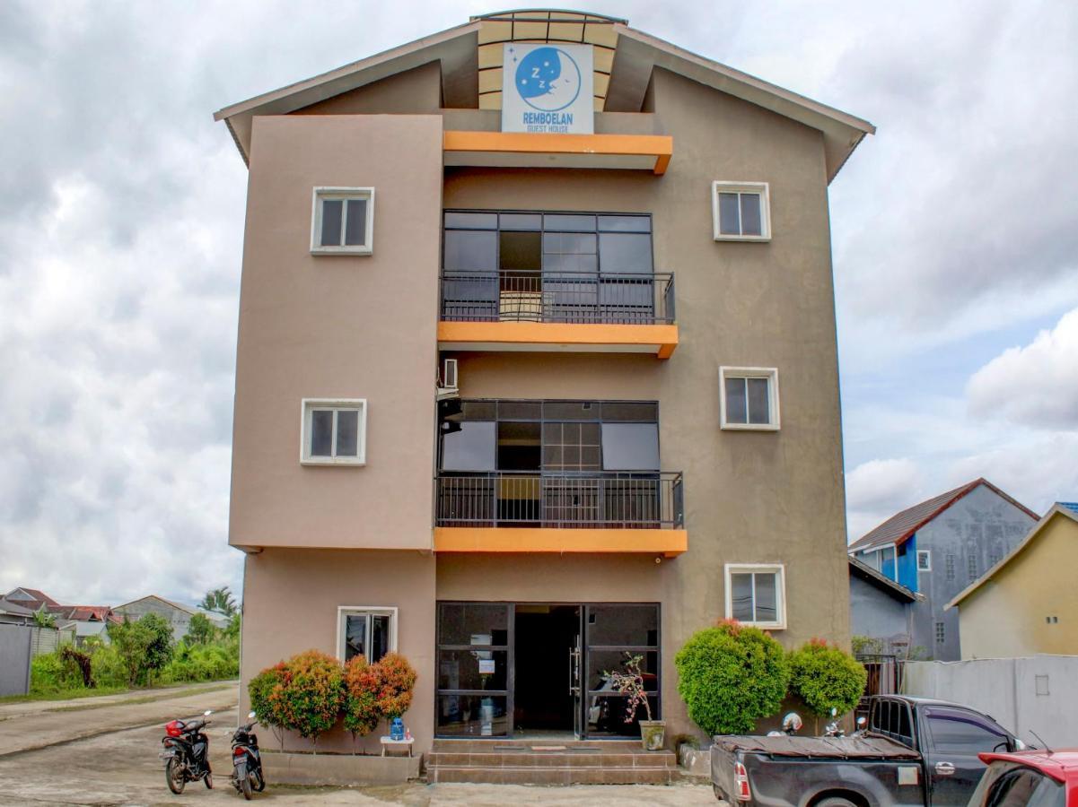 Oyo 90162 Remboelan Guest House Sungai Lutus Bagian luar foto